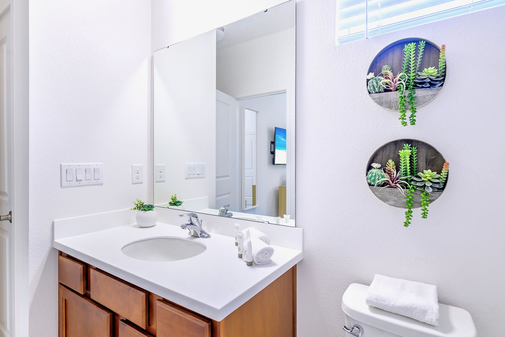 Full Bathroom 4
