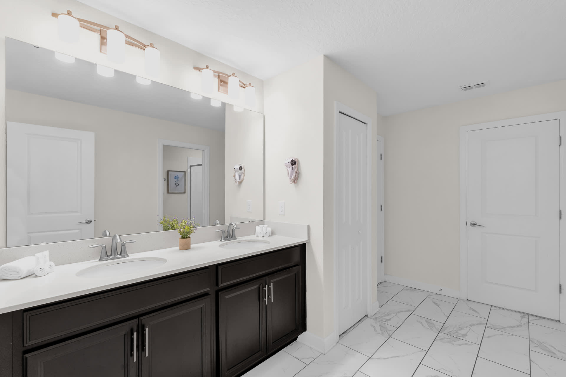 Full Bathroom 4