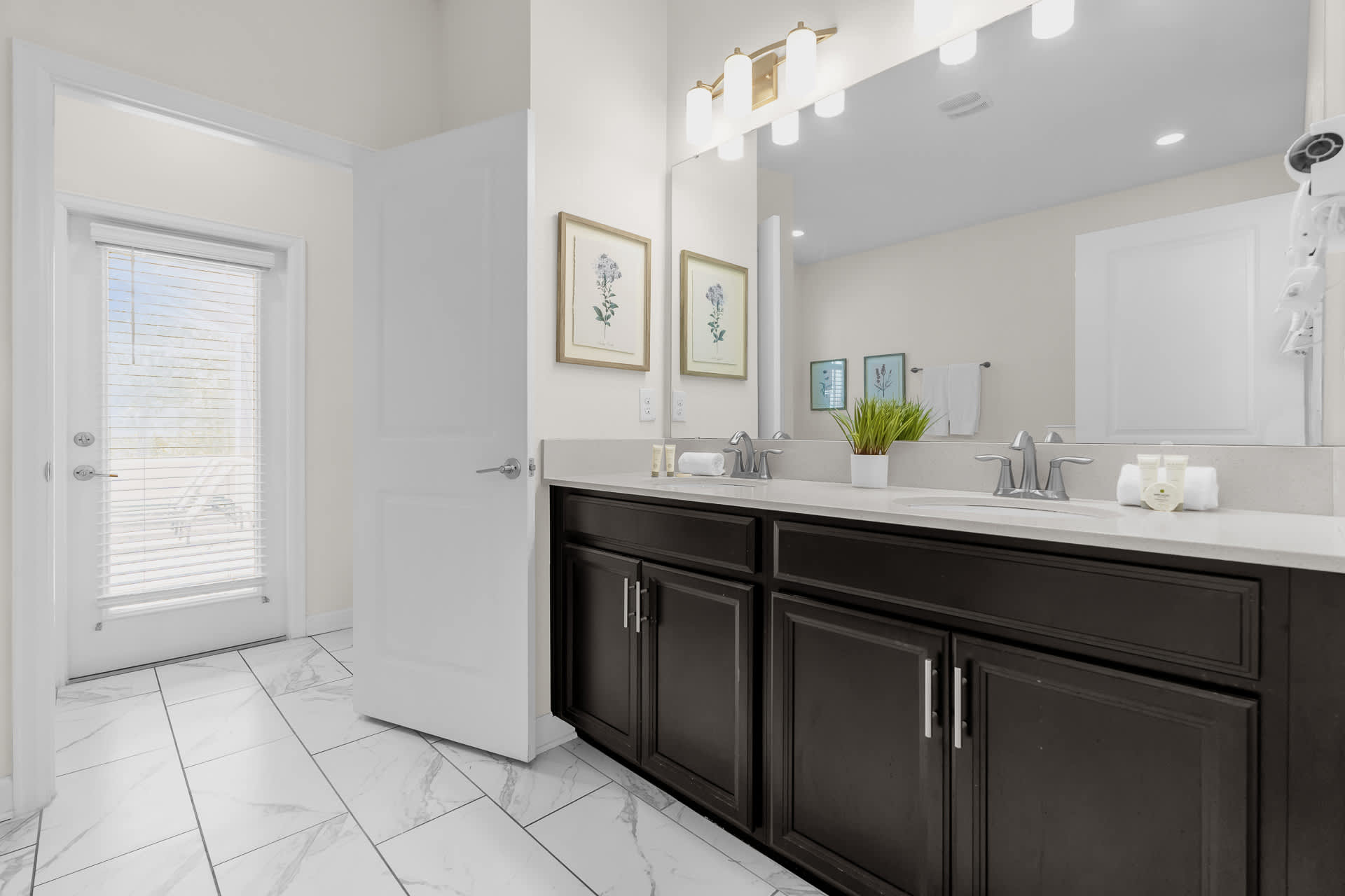 Full Bathroom 1