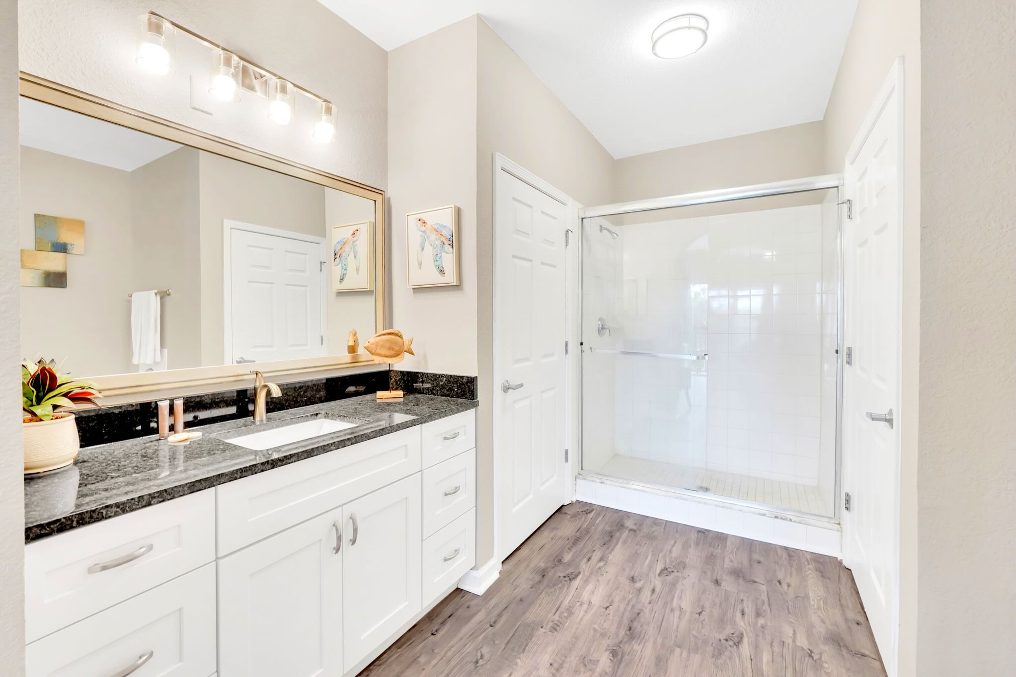 Full Bathroom 1