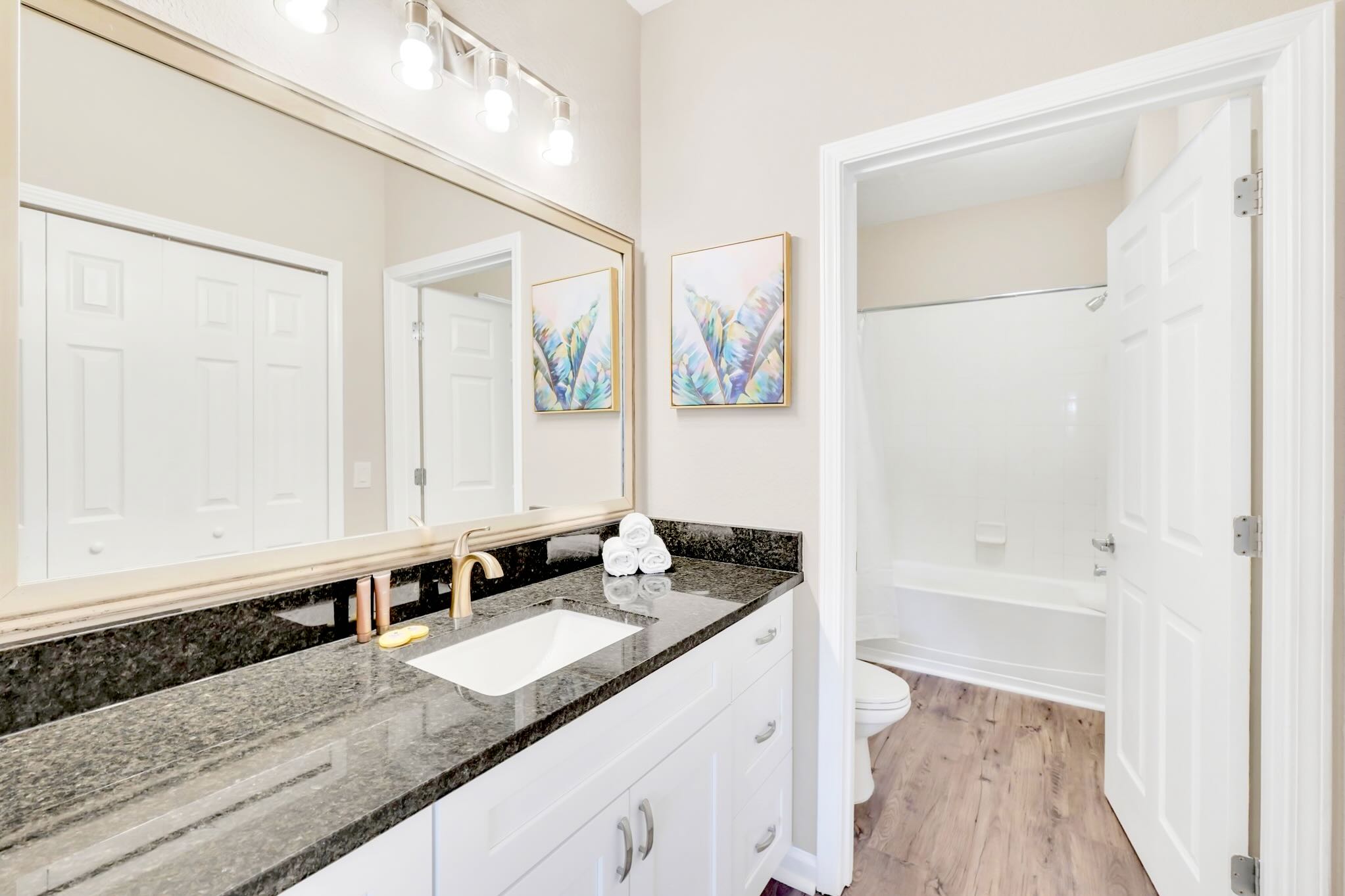 Full Bathroom 1