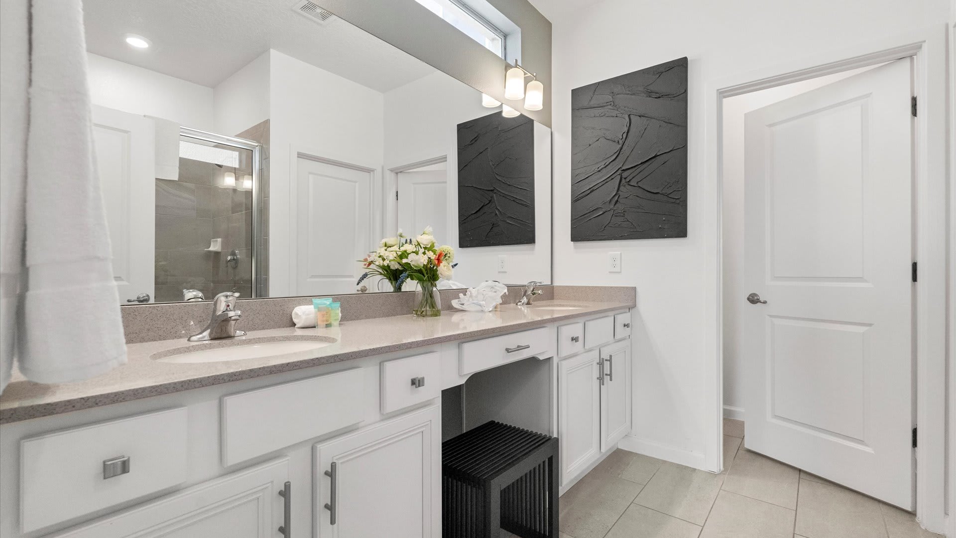 Full Bathroom 1