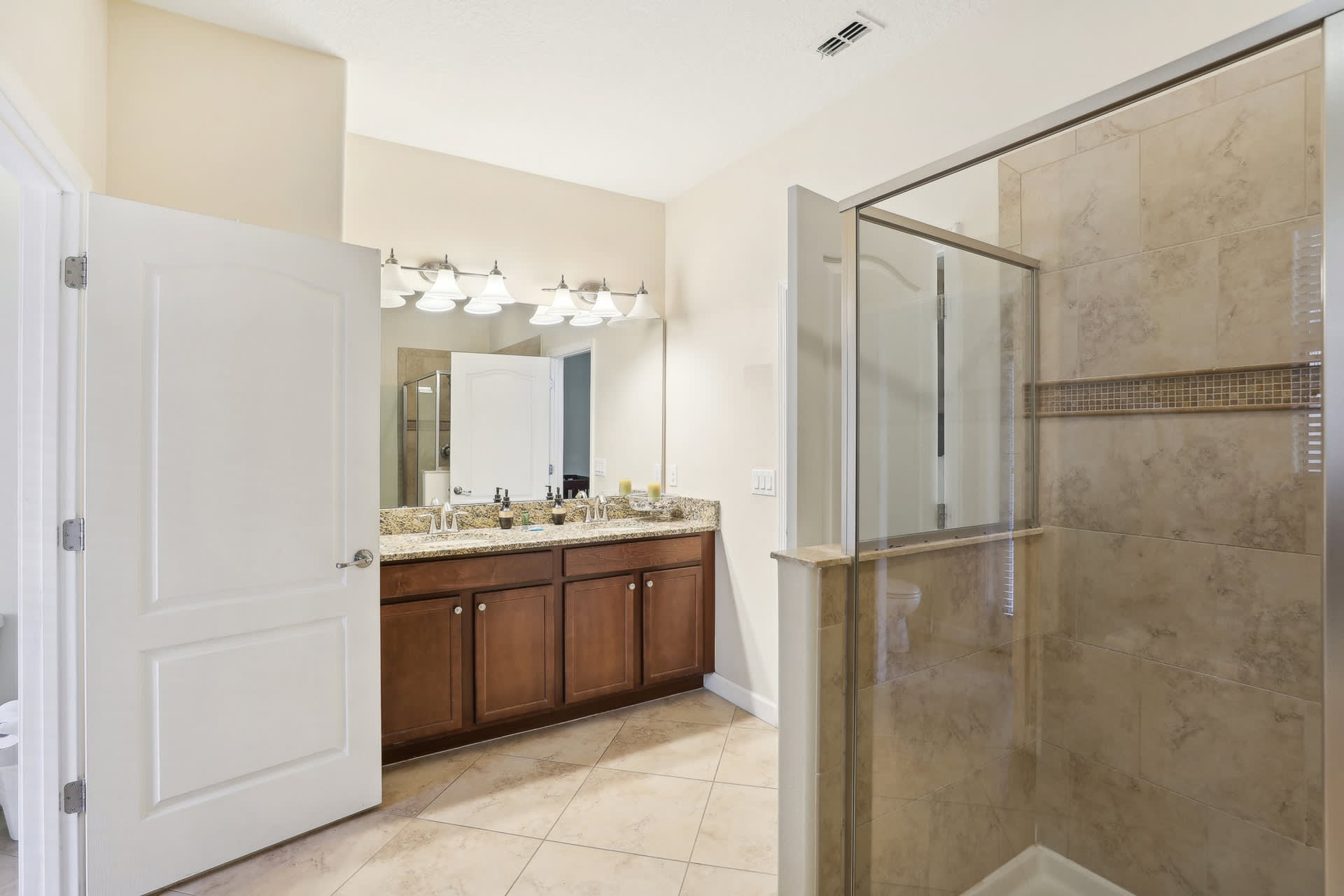 Full Bathroom 1
