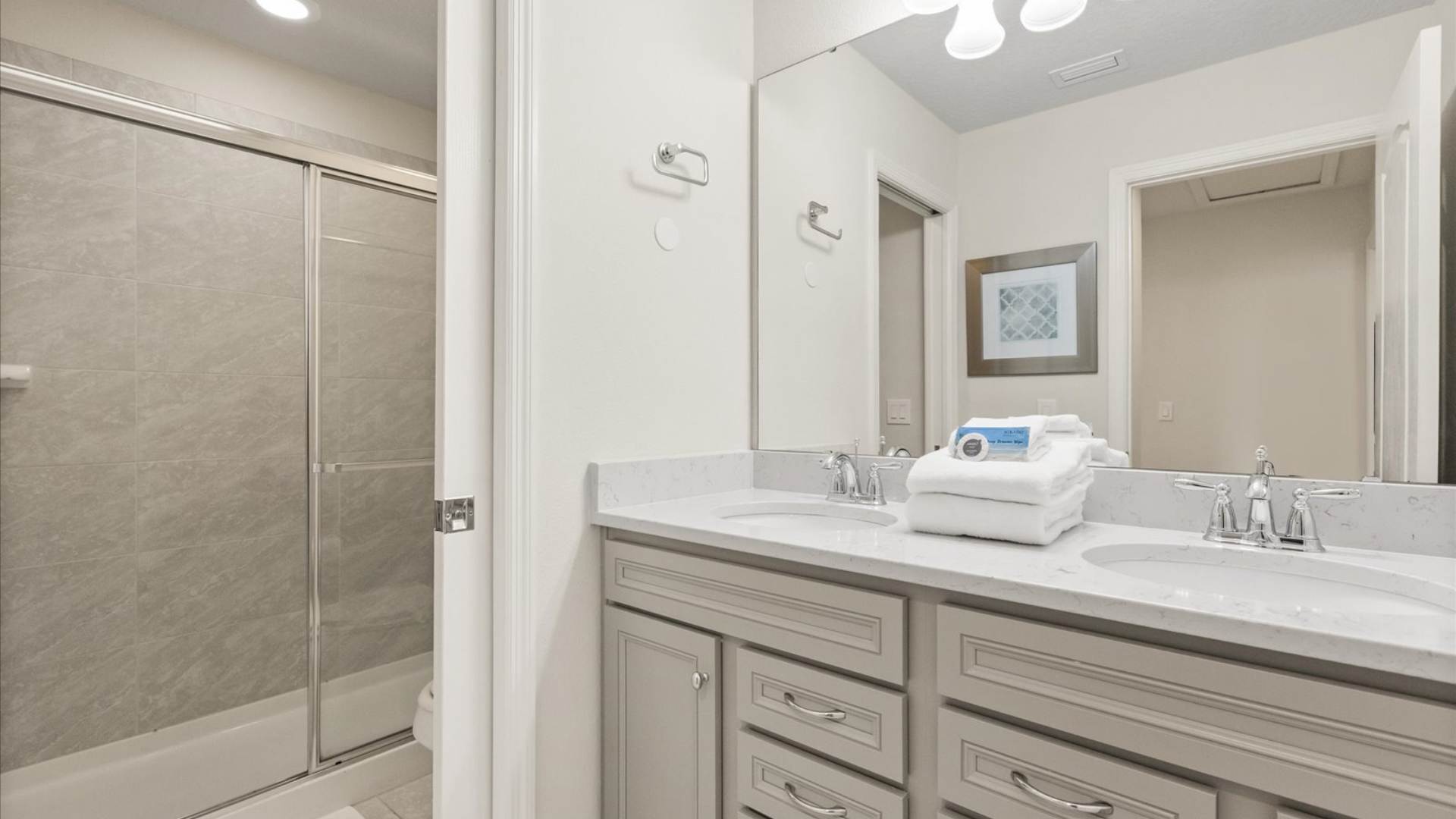 Bathroom 3 ensuite to BR2