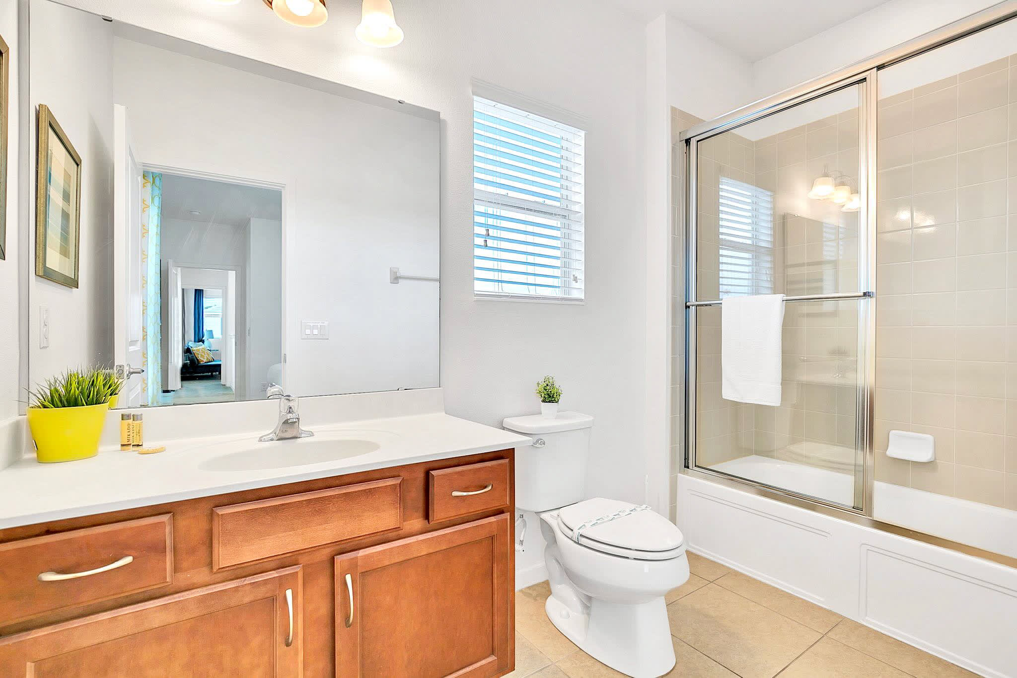 Full Bathroom 4