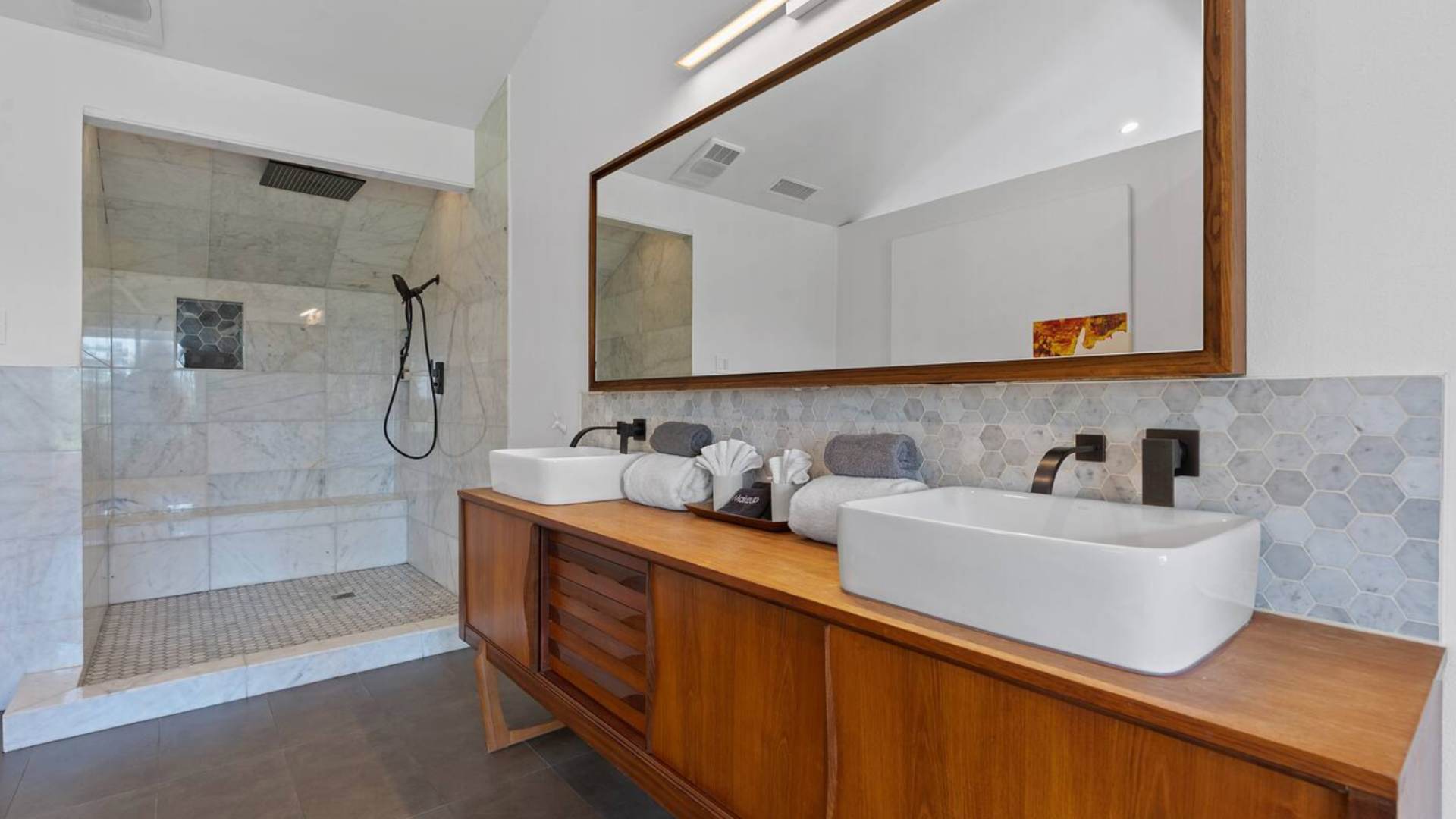 Full Bathroom 4