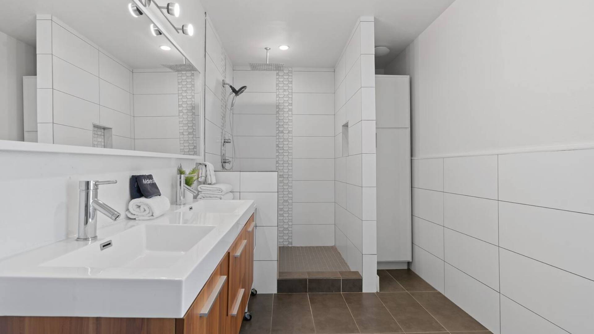 Full Bathroom 1
