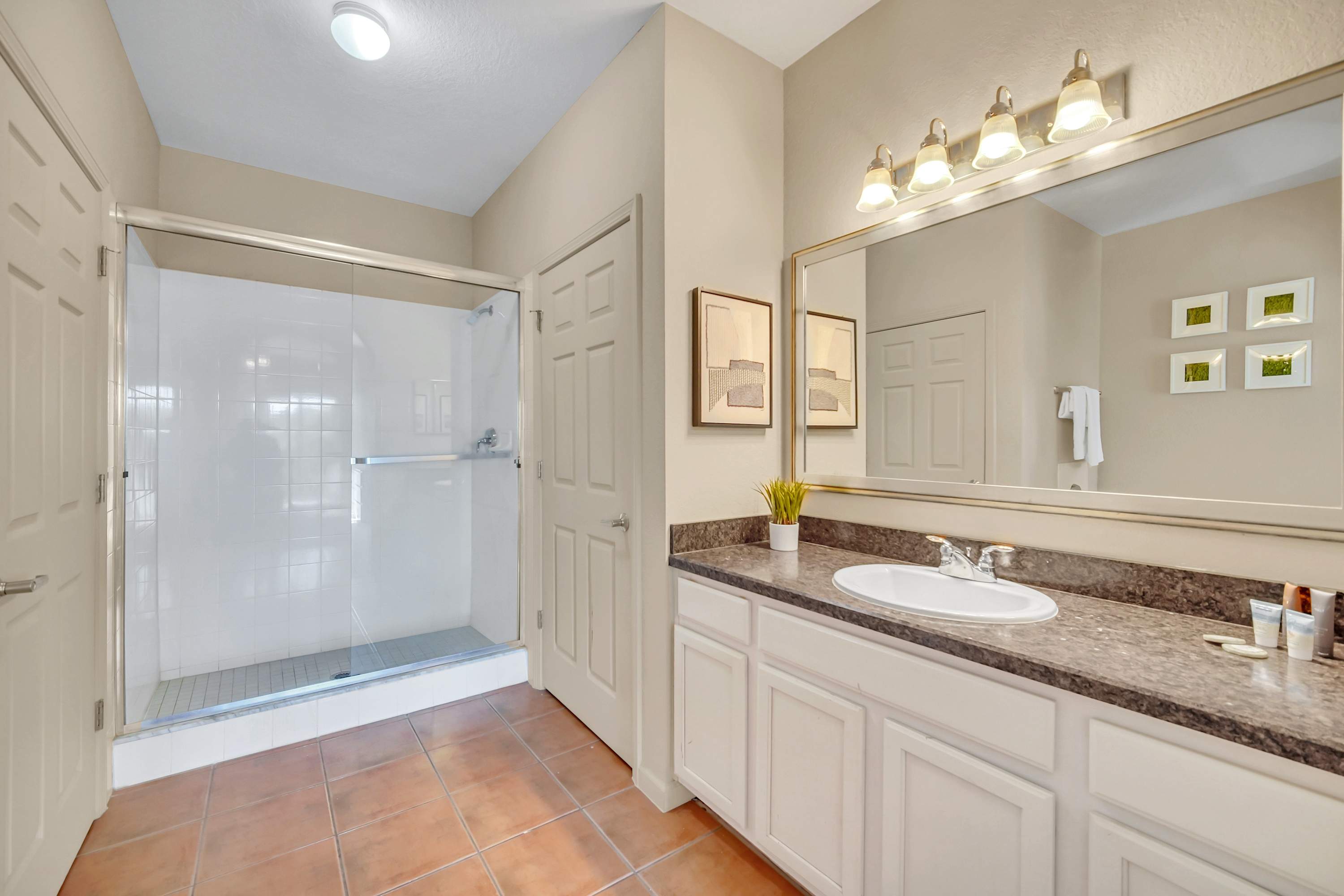 Full bathroom 1
