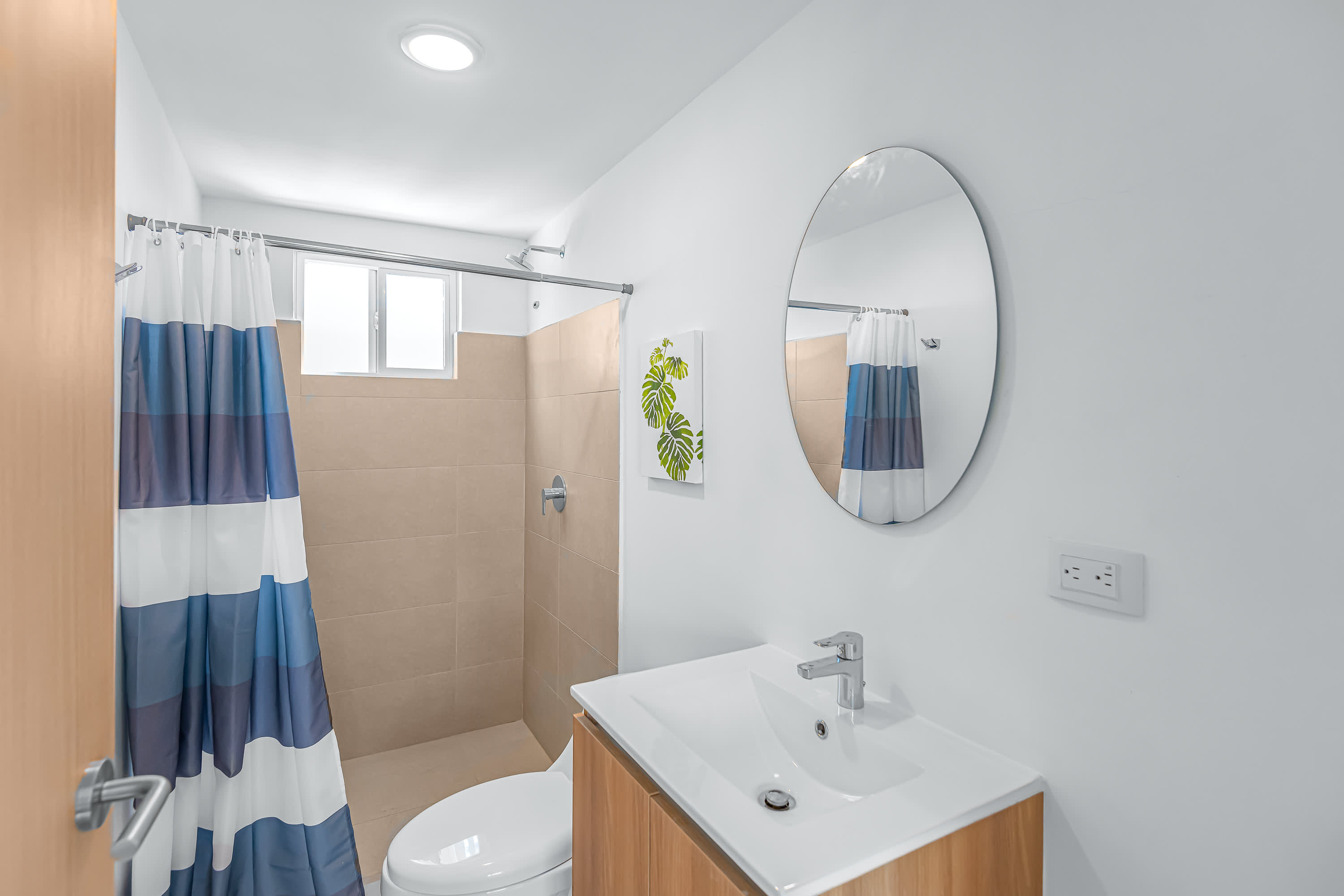 Full Bathroom 1