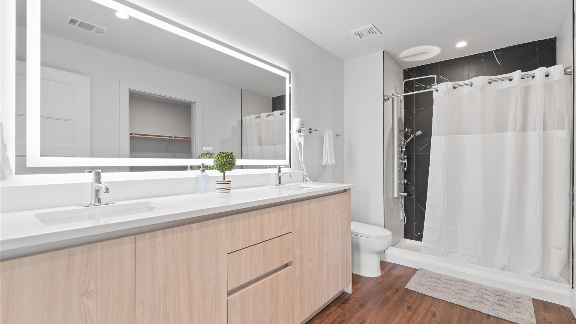 Full Bathroom 1