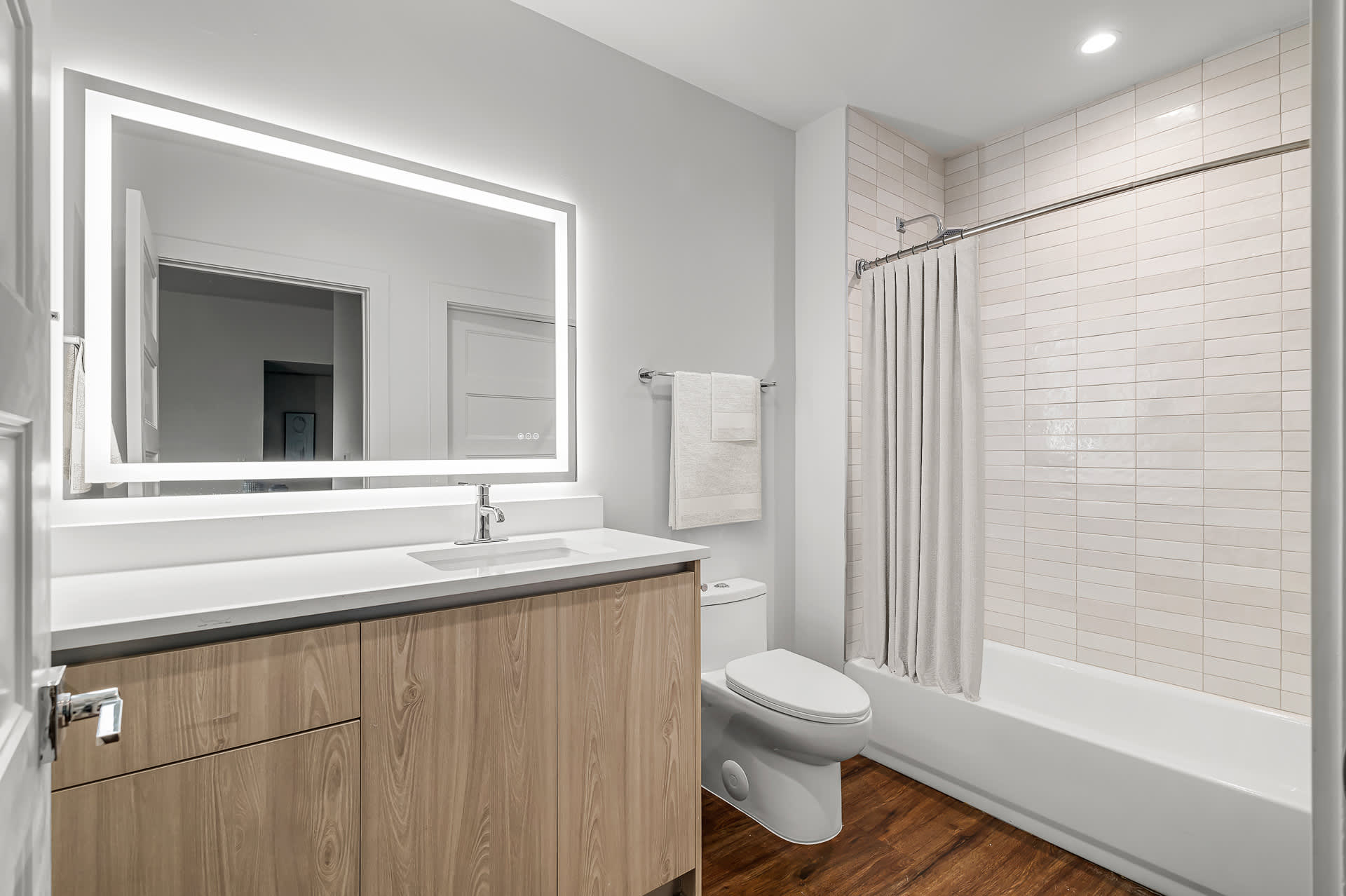 Full Bathroom 2