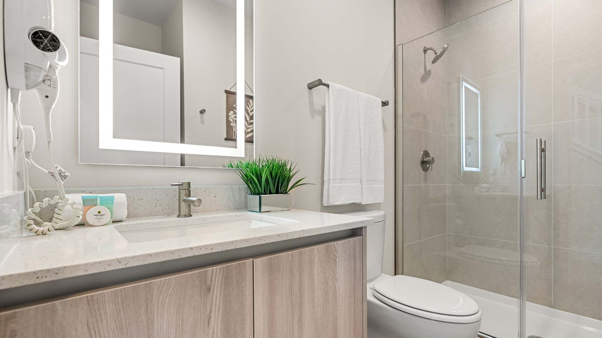 Bathroom 2 ensuite to BR2
