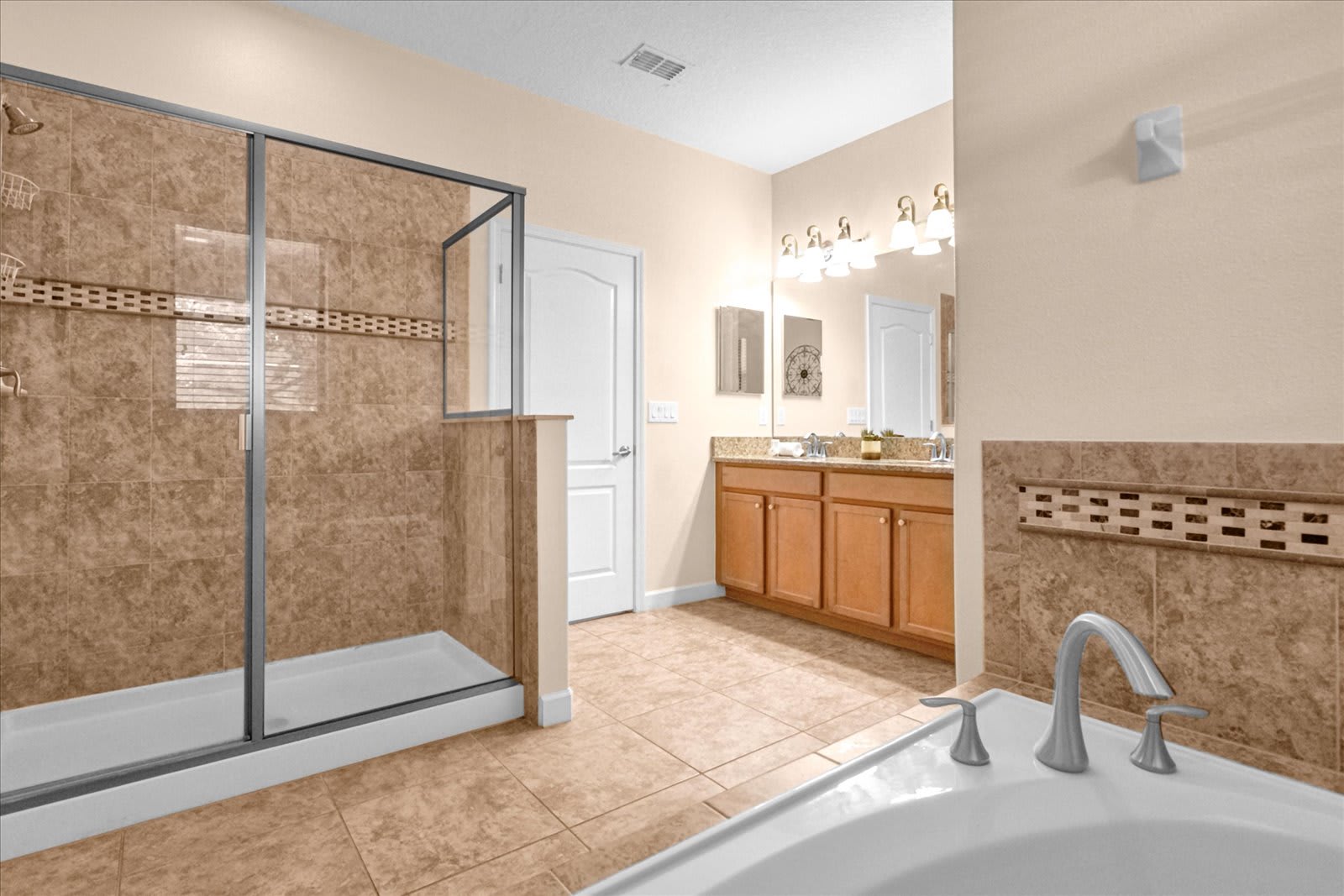 Full Bathroom 1