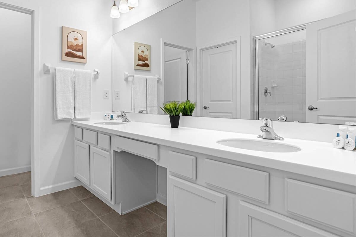 Full Bathroom 1