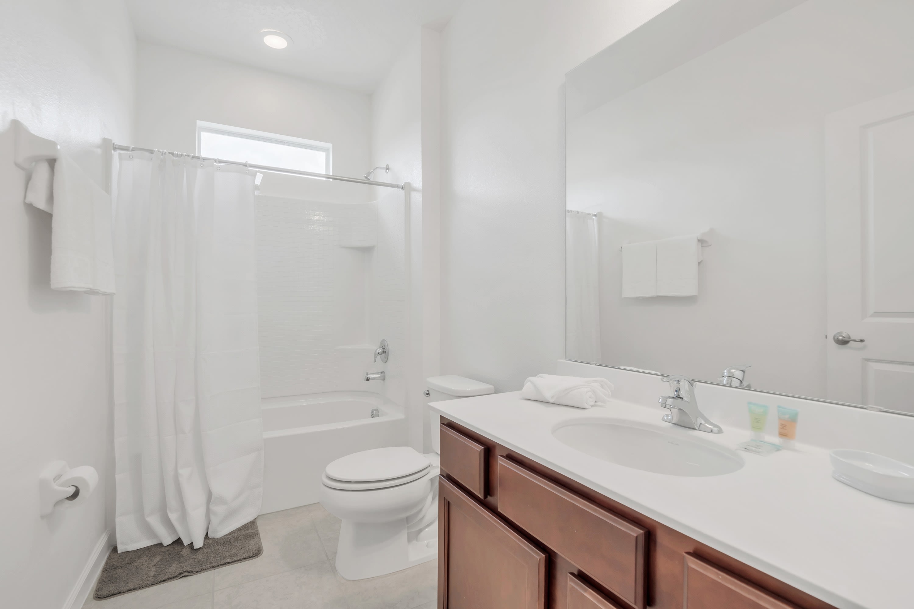 Full Bathroom 3