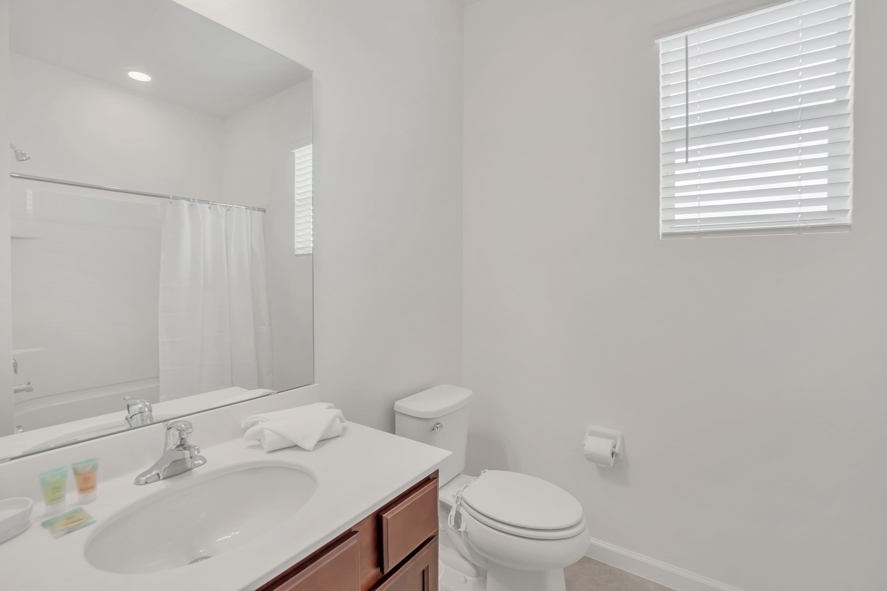 Full Bathroom 4