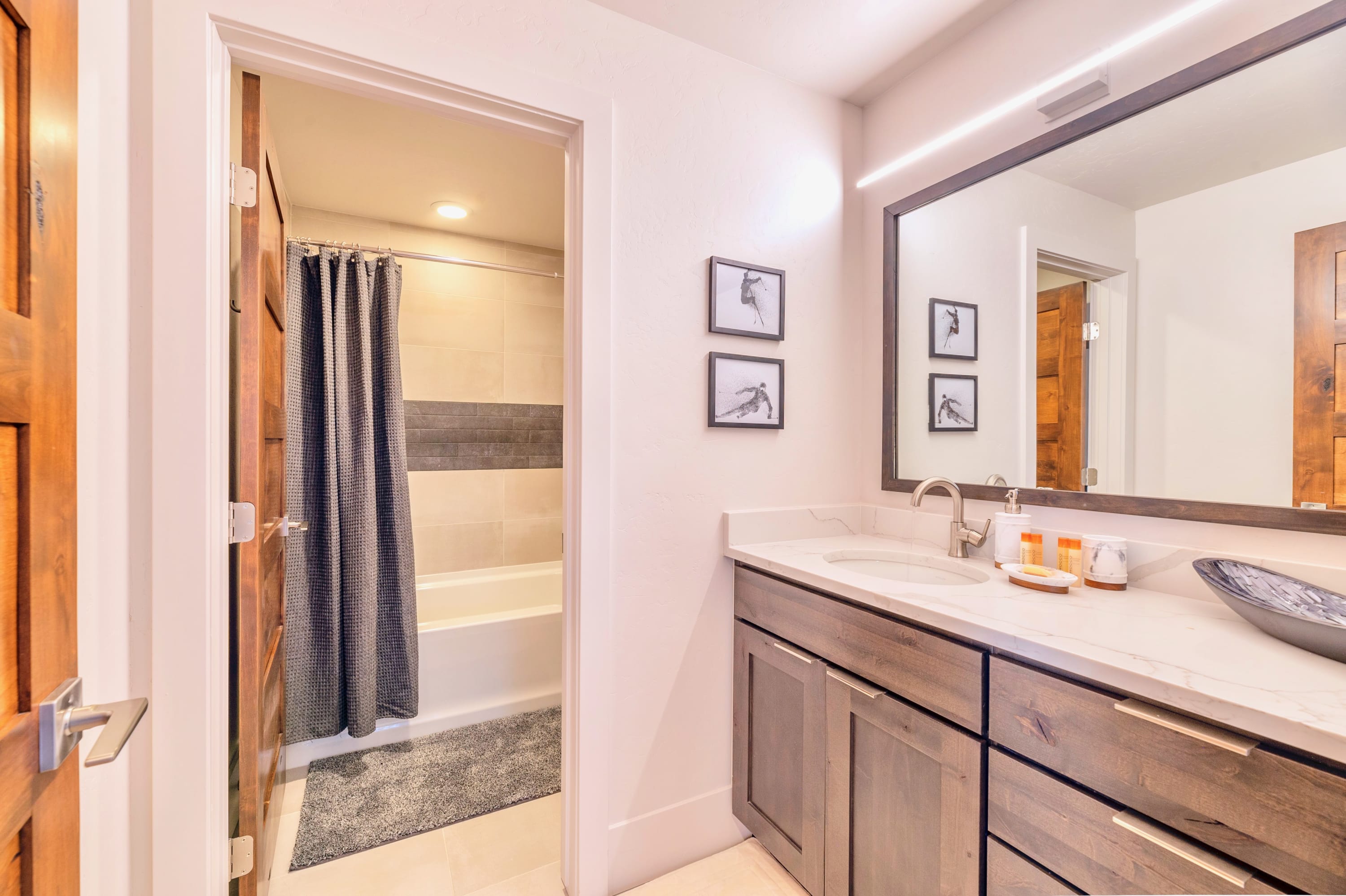 Full Bathroom 1