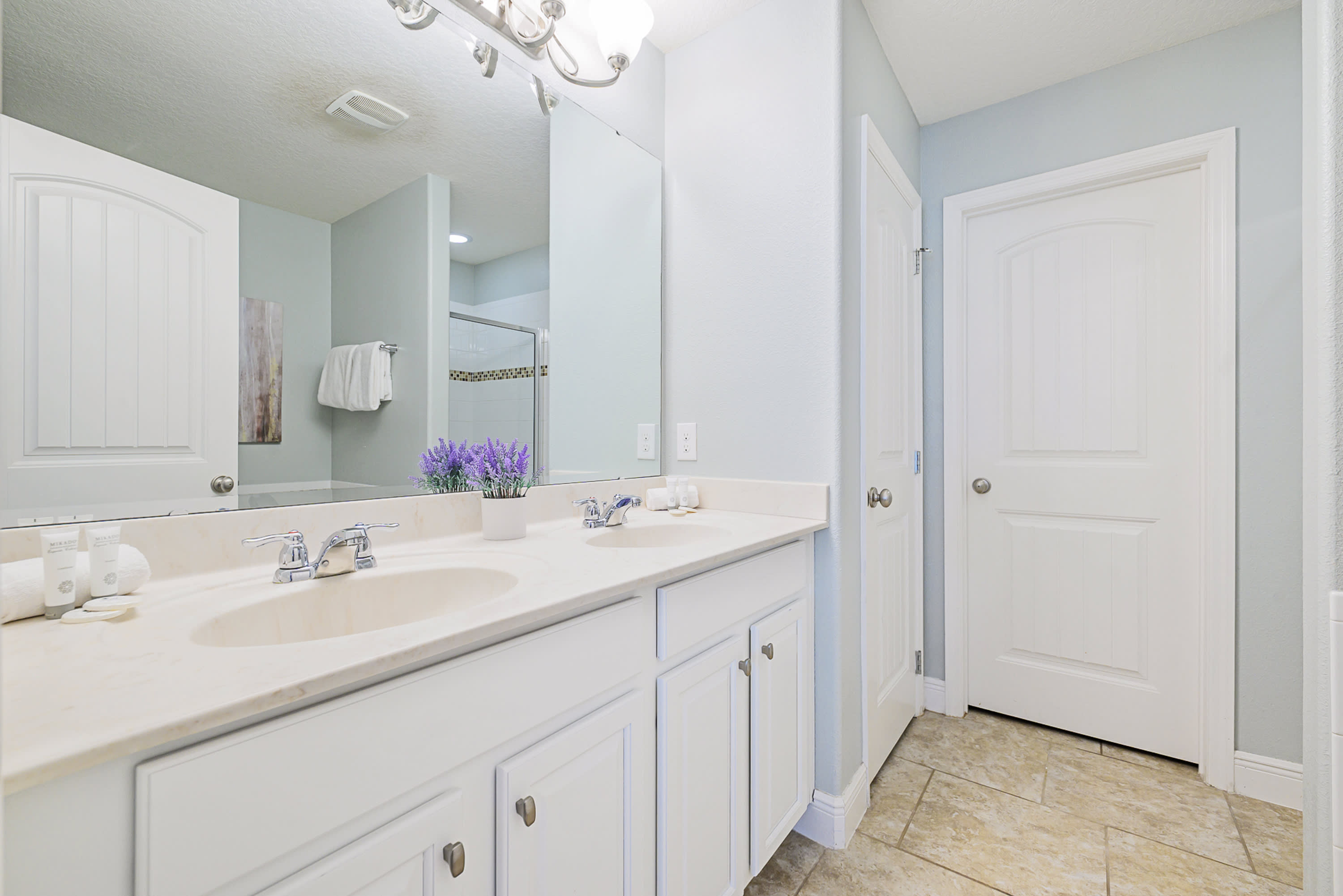 Full Bathroom 2