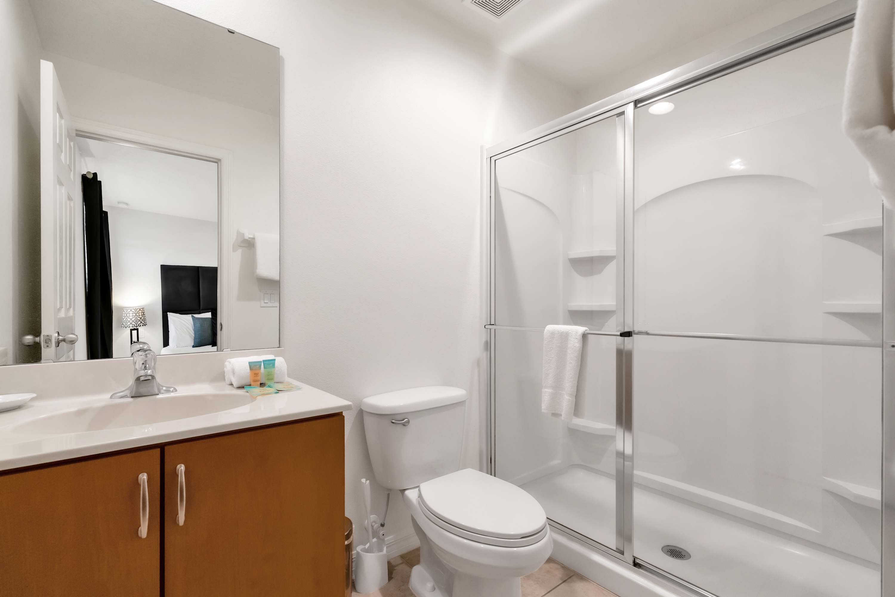 Full Bathroom 1