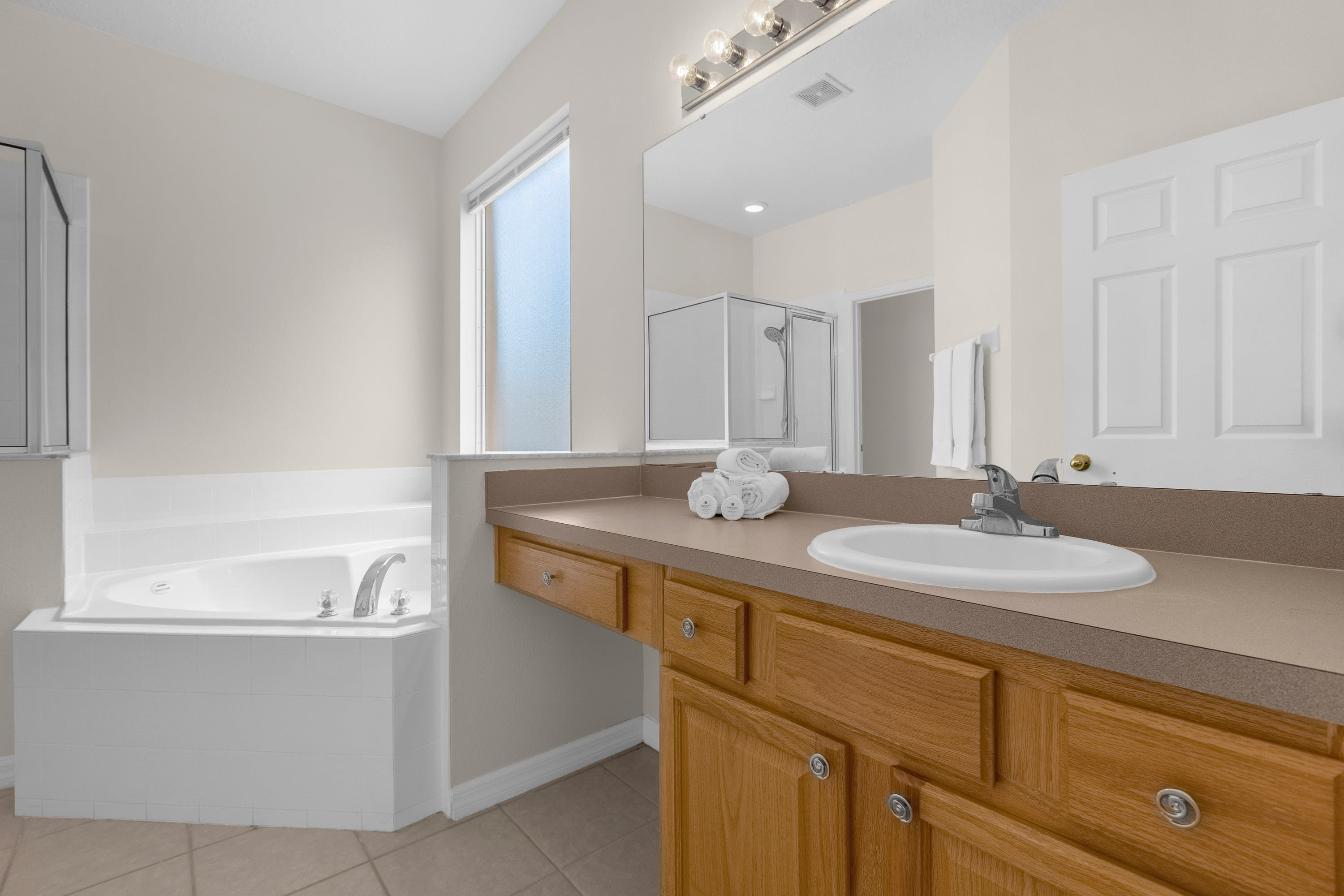 Full Bathroom 1